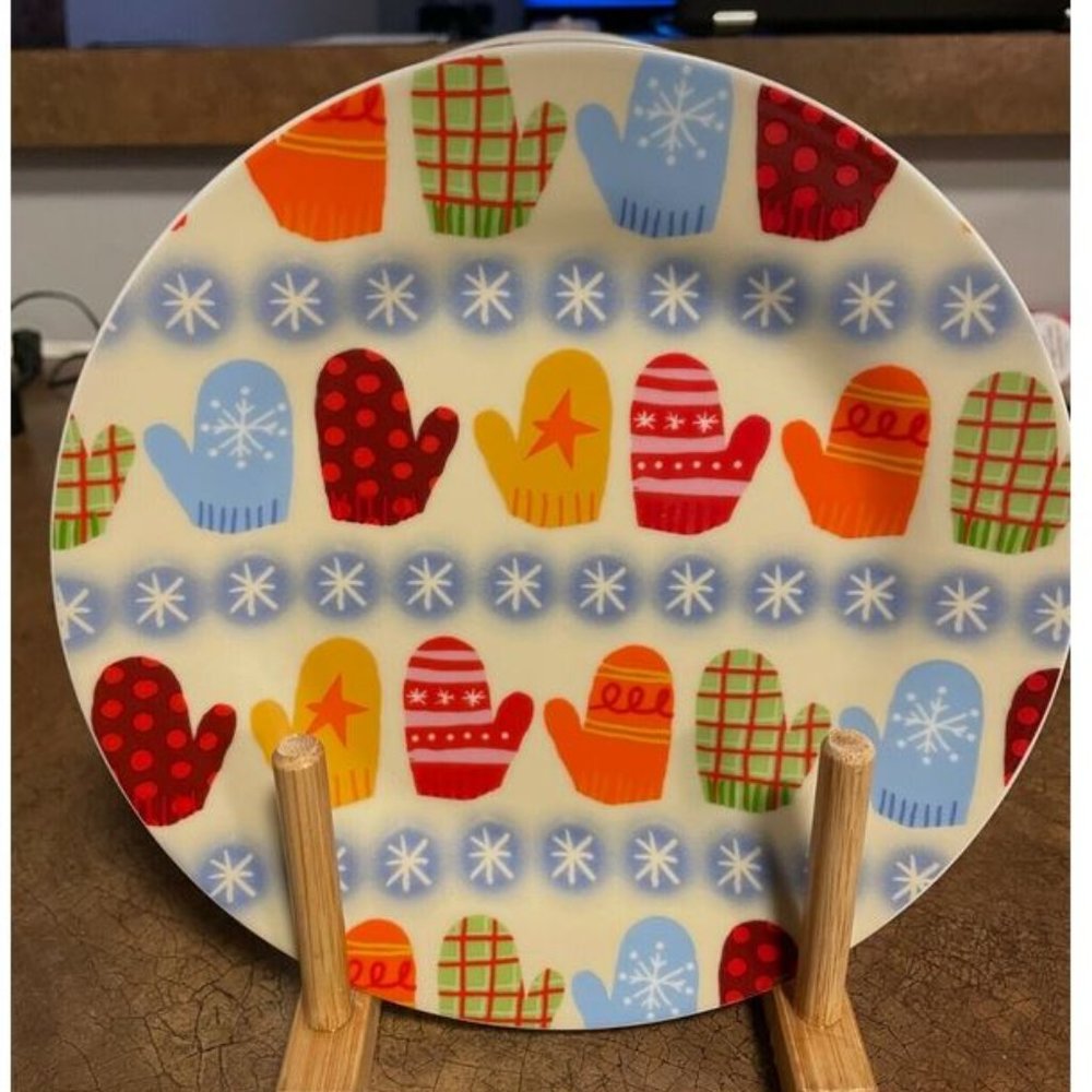 NWT 4 Christmas Plates Cottage Farm Coastal Christmas Festive Mittens Copy 🇺🇦